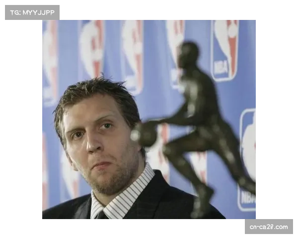 特写:中场休息,独行侠主场为德克·诺维茨基雕像举行揭幕一周年纪念仪式